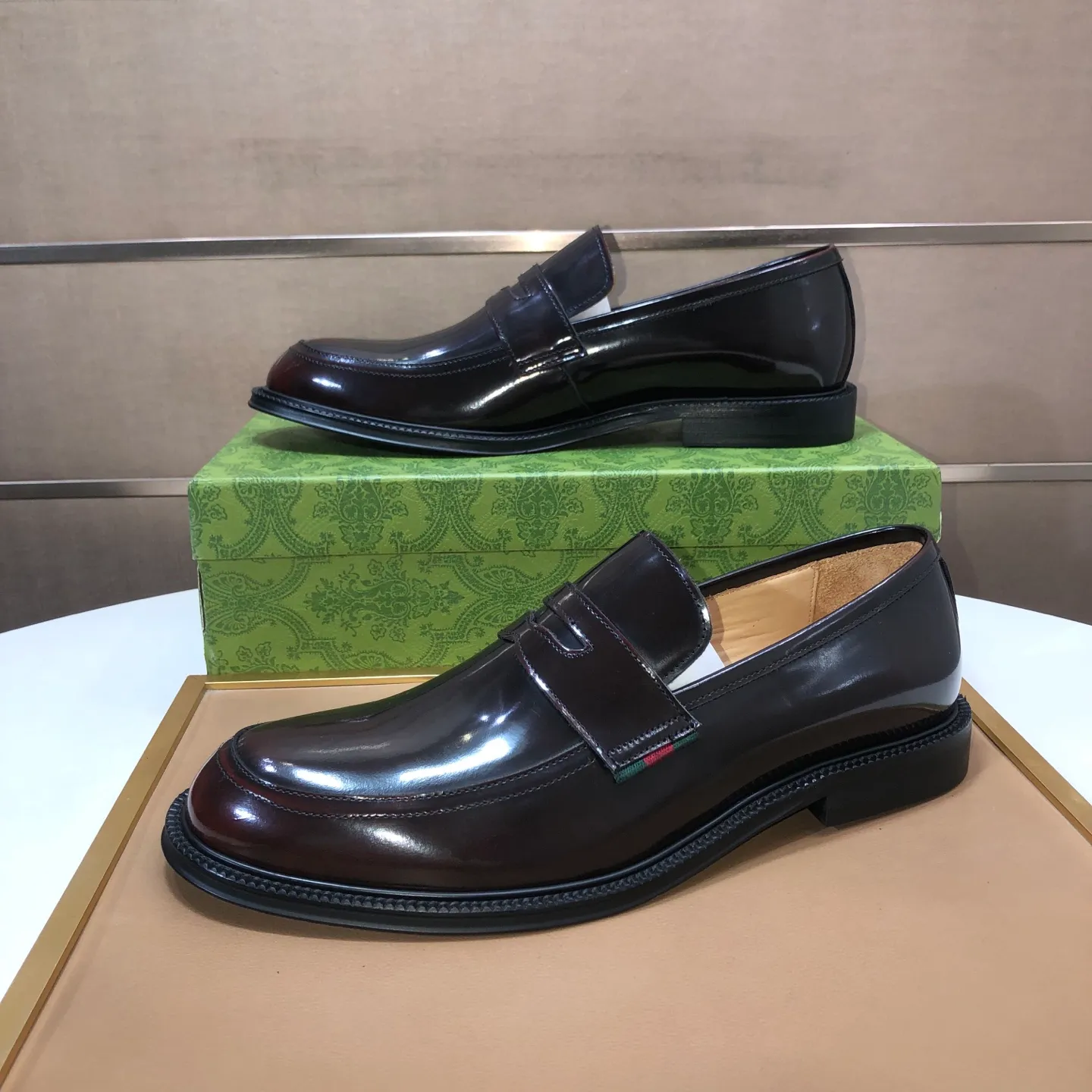 Factory batch 500💰Italy’s top luxury men’s shoe giant (GUCCI) (Gucci) (full cowhide lining) new arrival🍃Original European style🔰 Pleasant to the eye😍In order to make the shoes more durable and non-deformable🌀The production continues to follow traditional methods but there is still no lack of innovation💪The original sheepskin is selected for the leather♻️Smooth, natural and extra bright⭐Made of imported cowhide The rich man’s first choice 38-45 (45 customized)